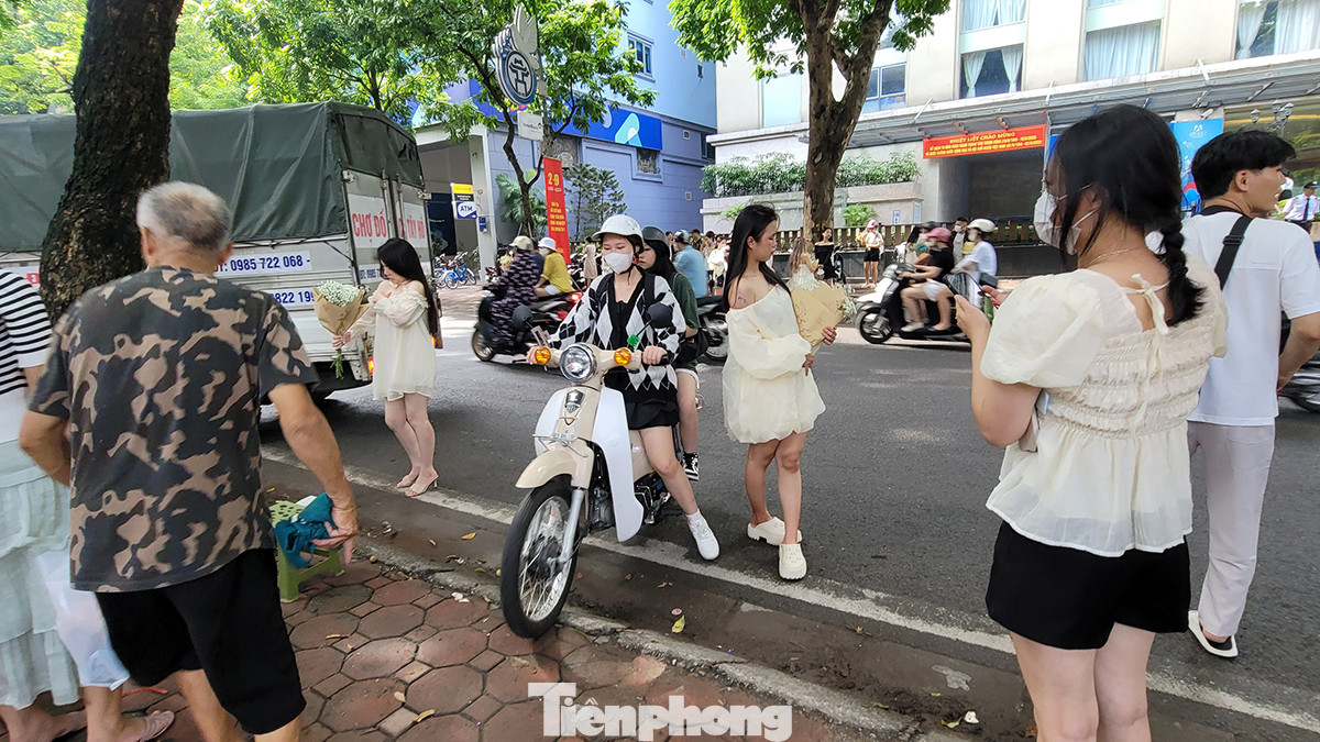 Nhiều bạn còn quên cả luật và an toàn giao thông khi đứng xuống lòng đường để chụp ảnh. Nhiều bạn còn quên cả luật và an toàn giao thông khi đứng xuống lòng đường để chụp ảnh.