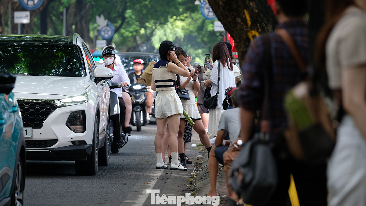 Nhiều bạn còn quên cả luật và an toàn giao thông khi đứng xuống lòng đường để chụp ảnh. Nhiều bạn còn quên cả luật và an toàn giao thông khi đứng xuống lòng đường để chụp ảnh.