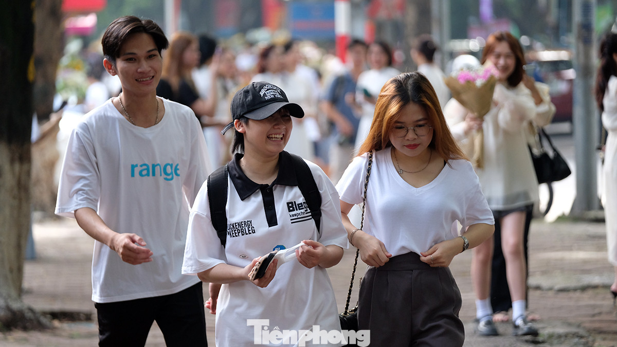 Sáng 27/8, dọc tuyến phố Phan Đình Phùng đã đông đúc từ 7h. Cao điểm vào 10h, các địa điểm như: cổng trường THPT Phan Đình Phùng; khu vực di tích Cửa Bắc, đoạn ngã tư giao với đường Nguyễn Biểu… mọi người tập trung thành từng nhóm người để chụp ảnh. Sáng 27/8, dọc tuyến phố Phan Đình Phùng đã đông đúc từ 7h. Cao điểm vào 10h, các địa điểm như: cổng trường THPT Phan Đình Phùng; khu vực di tích Cửa Bắc, đoạn ngã tư giao với đường Nguyễn Biểu… mọi người tập trung thành từng nhóm người để chụp ảnh.