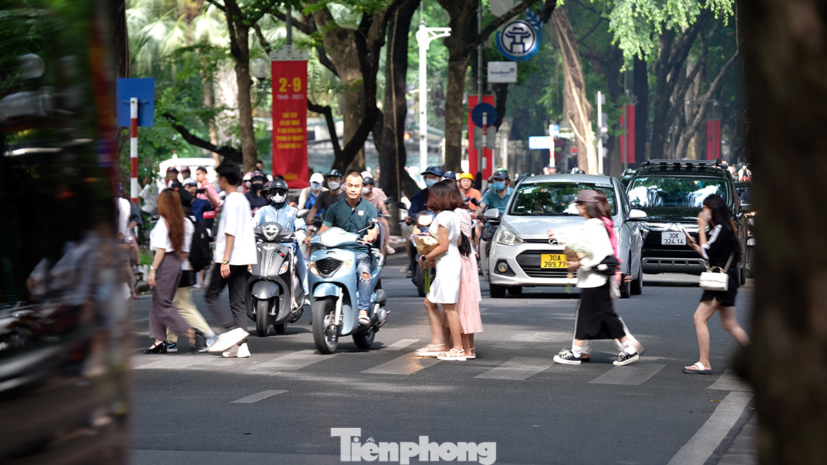 Nối hàng dài sang đường để chụp ảnh. Nối hàng dài sang đường để chụp ảnh.