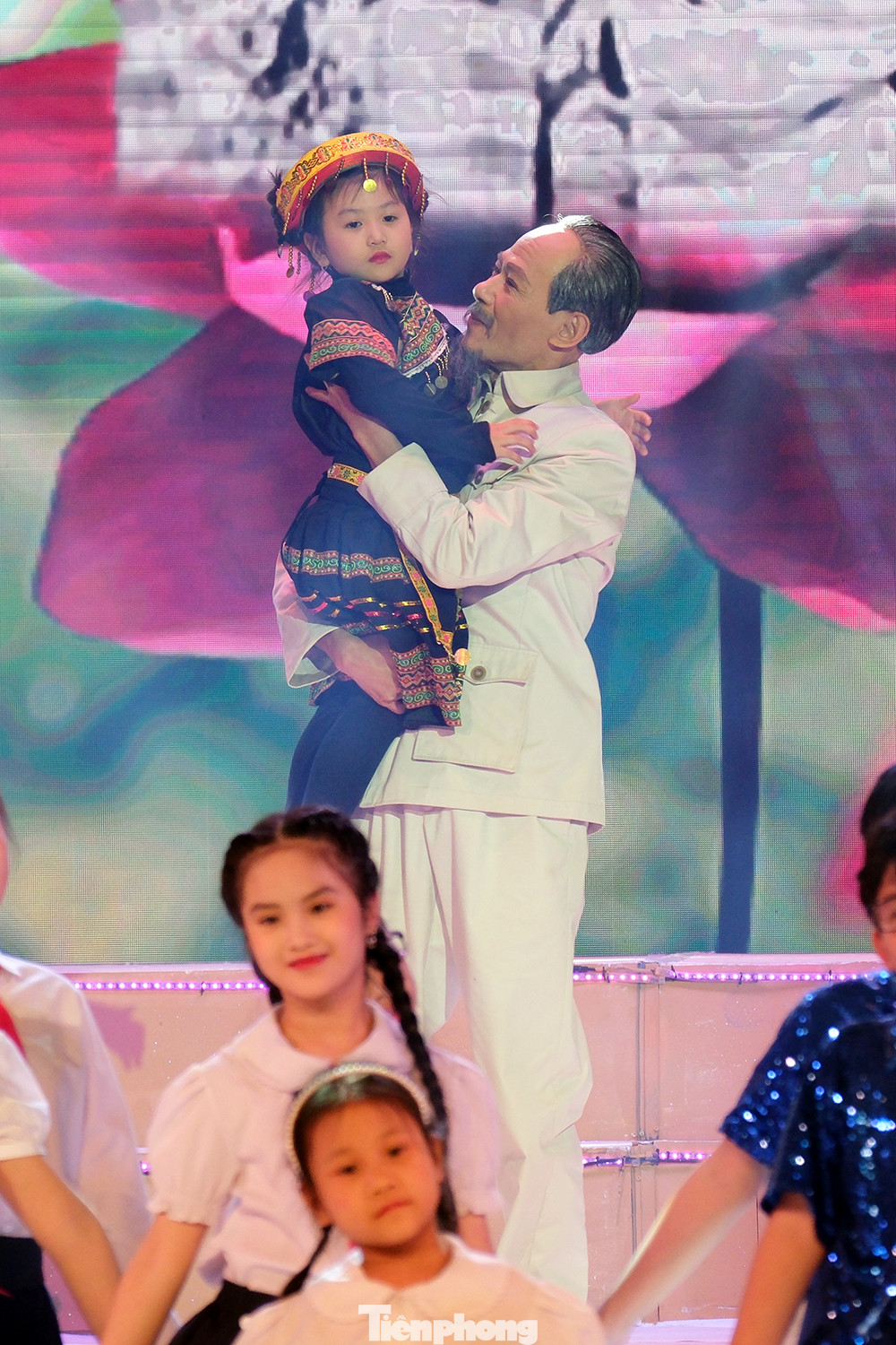 Hình ảnh Bác Hồ dành tình cảm đặc biệt cho các cháu thiếu nhi được tái hiện tại chương trình rất gần gũi và xúc động.