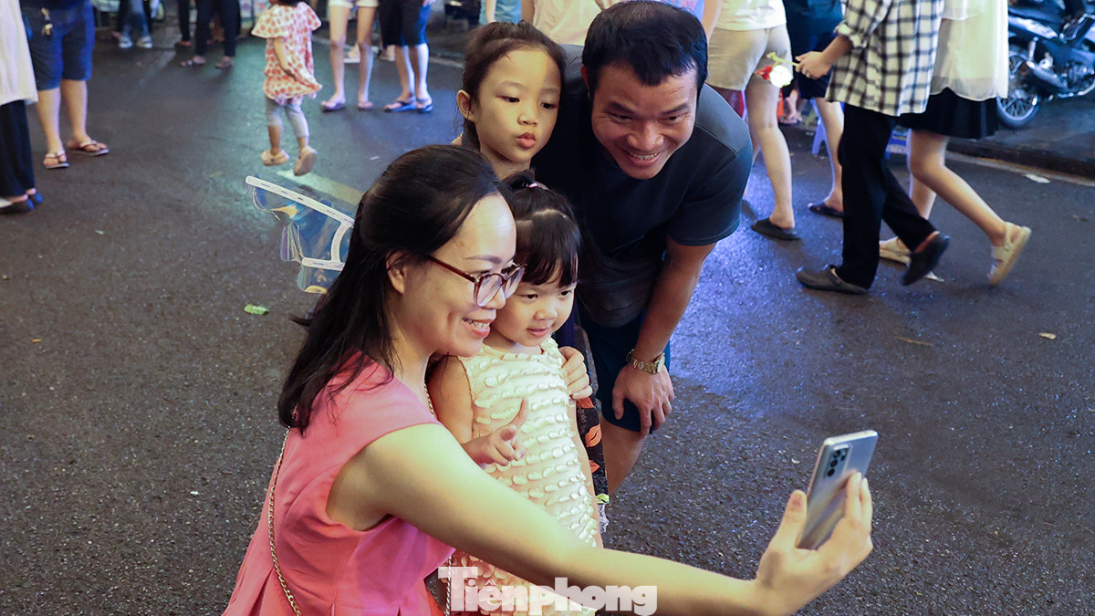 Hay tranh thủ "check in" ghi lại khoảnh khắc rực rỡ sắc màu của đêm trăng rằm. Hay tranh thủ "check in" ghi lại khoảnh khắc rực rỡ sắc màu của đêm trăng rằm.