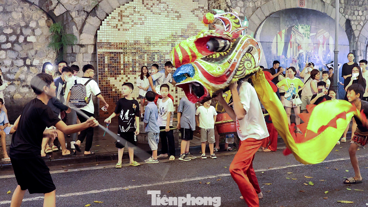 Tết Trung thu truyền thống với đèn kéo quân, múa lân được tái hiện ở khu vực phố bích họa Phùng Hưng. Tết Trung thu truyền thống với đèn kéo quân, múa lân được tái hiện ở khu vực phố bích họa Phùng Hưng.