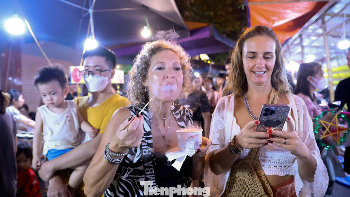 Và không quên thưởng thức những hương vị đặc biệt của ẩm thực đường phố Hà Nội. Và không quên thưởng thức những hương vị đặc biệt của ẩm thực đường phố Hà Nội.