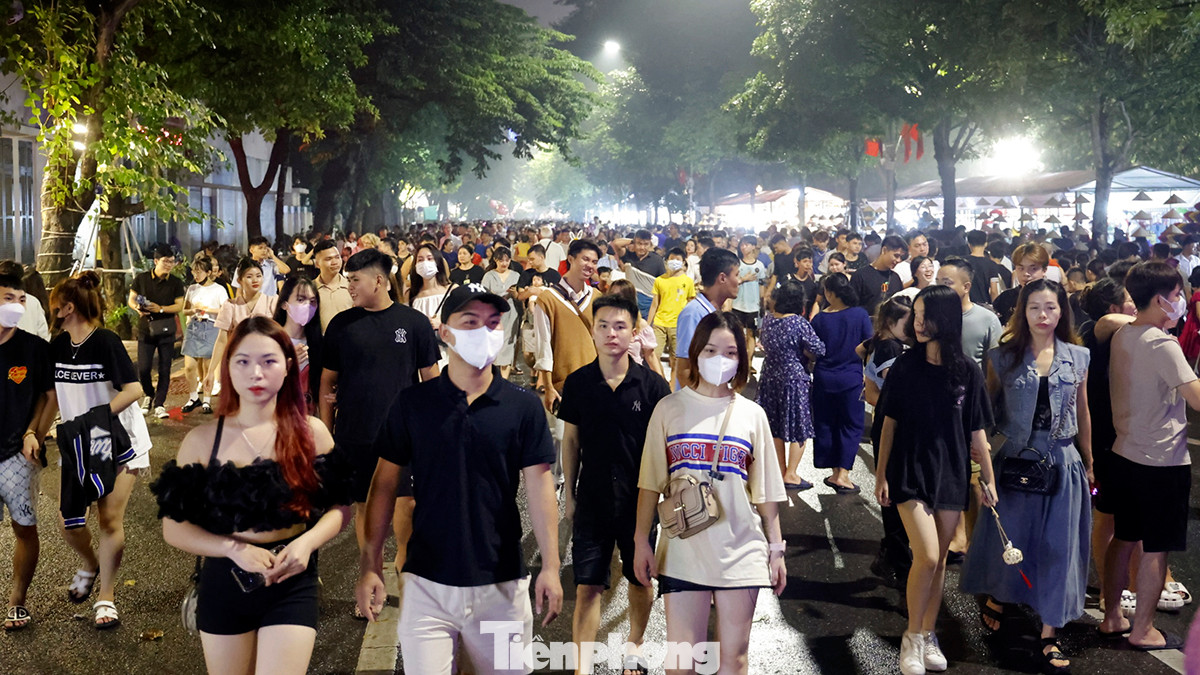 Hình ảnh ghi nhận thời điểm 21 giờ, mưa đã dứt hẳn, nhiều người dân Hà Nội nô nức tụ tập tại khu vực phố cổ, Hồ Gươm vui tết Trung thu. Hình ảnh ghi nhận thời điểm 21 giờ, mưa đã dứt hẳn, nhiều người dân Hà Nội nô nức tụ tập tại khu vực phố cổ, Hồ Gươm vui tết Trung thu.