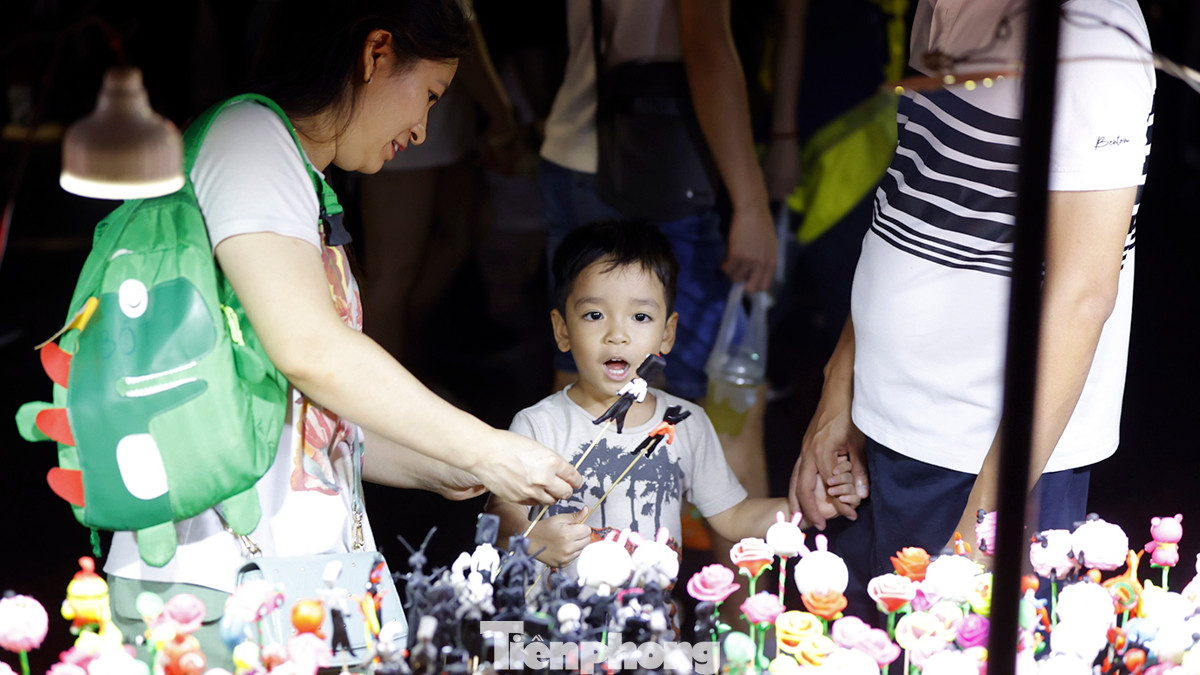 Bên cạnh những đồ chơi ngoại với hình thù kỳ quái, các em nhỏ được bố mẹ giới thiệu và mua cho những đồ chơi đậm chất truyền thống của những mùa Trung thu xưa. Bên cạnh những đồ chơi ngoại với hình thù kỳ quái, các em nhỏ được bố mẹ giới thiệu và mua cho những đồ chơi đậm chất truyền thống của những mùa Trung thu xưa.