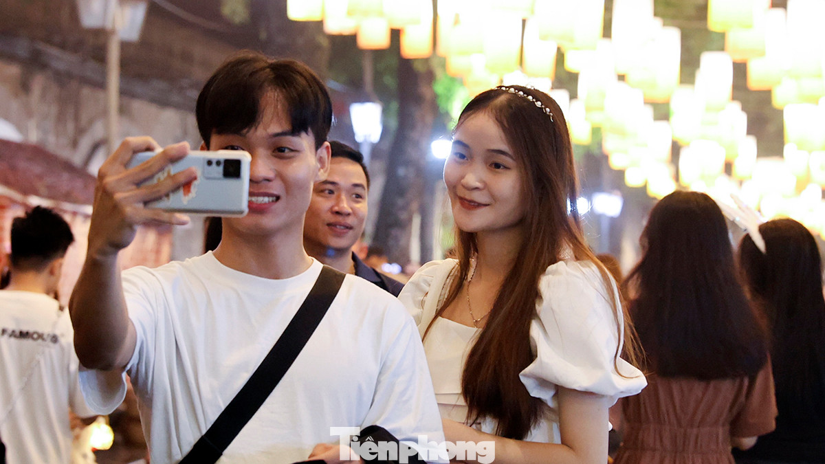 Bên cạnh các gia đình và em nhỏ, các bạn trẻ là "lực lượng" đông đảo nhất trong buổi tối Trung thu hôm nay. Bên cạnh các gia đình và em nhỏ, các bạn trẻ là "lực lượng" đông đảo nhất trong buổi tối Trung thu hôm nay.