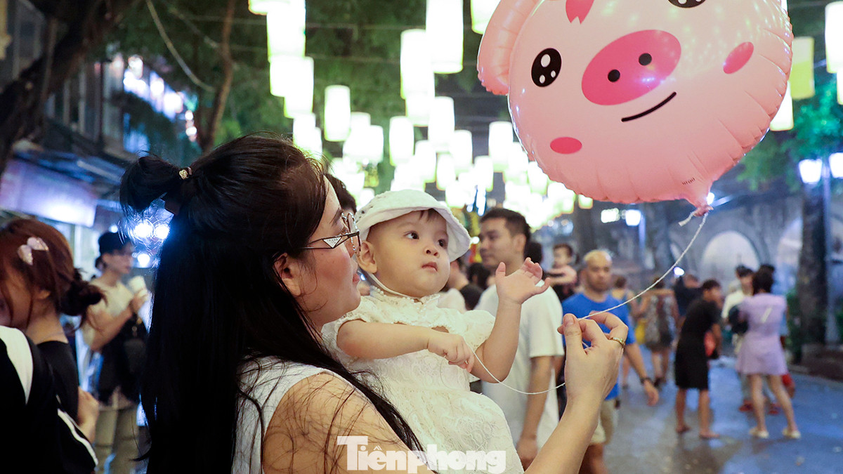 Rất nhiều bạn nhỏ được bố mẹ đưa đi hưởng không khí Trung thu ở khu vực phố cổ Hà Nội. Rất nhiều bạn nhỏ được bố mẹ đưa đi hưởng không khí Trung thu ở khu vực phố cổ Hà Nội.