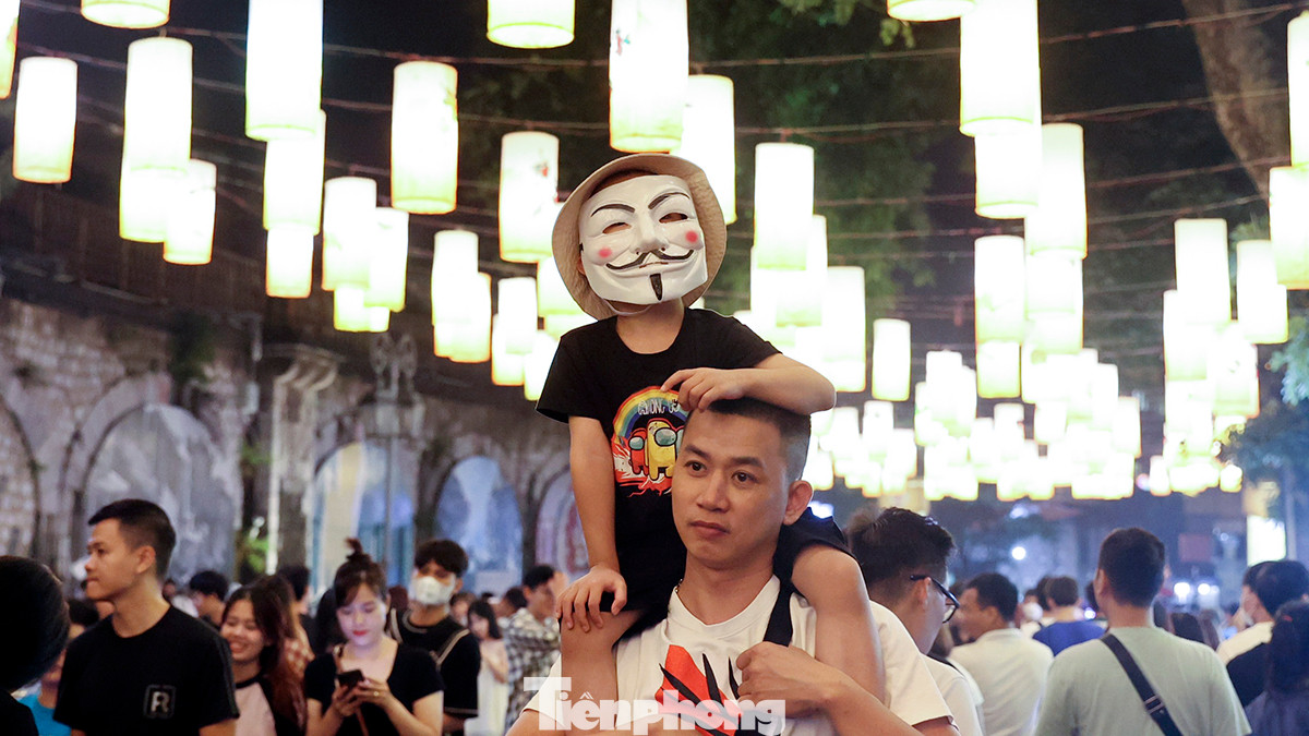 Bên cạnh những đồ chơi ngoại với hình thù kỳ quái, các em nhỏ được bố mẹ giới thiệu và mua cho những đồ chơi đậm chất truyền thống của những mùa Trung thu xưa. Bên cạnh những đồ chơi ngoại với hình thù kỳ quái, các em nhỏ được bố mẹ giới thiệu và mua cho những đồ chơi đậm chất truyền thống của những mùa Trung thu xưa.