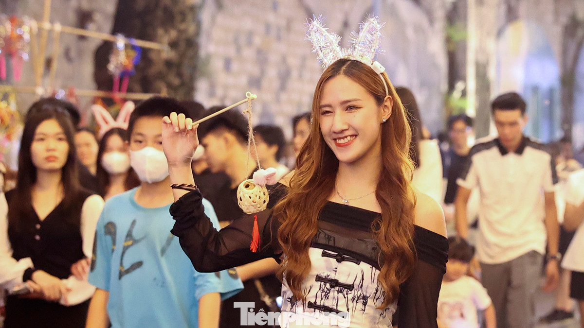 Không chỉ có sức hấp dẫn đối với trẻ nhỏ mà Trung Thu còn hấp dẫn với tất cả mọi người, đặc biệt là các bạn trẻ. Ngoài không khí nhộn nhịp, các bạn trẻ cũng mang đến những màu sắc vui tươi, ngộ nghĩnh với những món đồ nghịch ngợm như "rau mầm mọc trên đầu", hay các loại tai mèo, tai thỏ, mặt nạ đáng yêu. Không chỉ có sức hấp dẫn đối với trẻ nhỏ mà Trung Thu còn hấp dẫn với tất cả mọi người, đặc biệt là các bạn trẻ. Ngoài không khí nhộn nhịp, các bạn trẻ cũng mang đến những màu sắc vui tươi, ngộ nghĩnh với những món đồ nghịch ngợm như "rau mầm mọc trên đầu", hay các loại tai mèo, tai thỏ, mặt nạ đáng yêu.