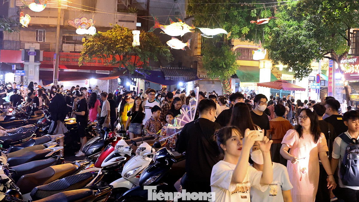 Đường phố như chật kín bởi những dòng người đổ ra đường đón Trung Thu tại khu vực phố bích họa Phùng Hưng và phố Hàng Lược, Hàng Mã. Đường phố như chật kín bởi những dòng người đổ ra đường đón Trung Thu tại khu vực phố bích họa Phùng Hưng và phố Hàng Lược, Hàng Mã.