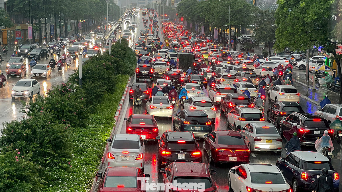 Hướng lên cầu vượt Nguyễn Chí Thanh - Láng nhìn từ đường Trần Duy Hưng.