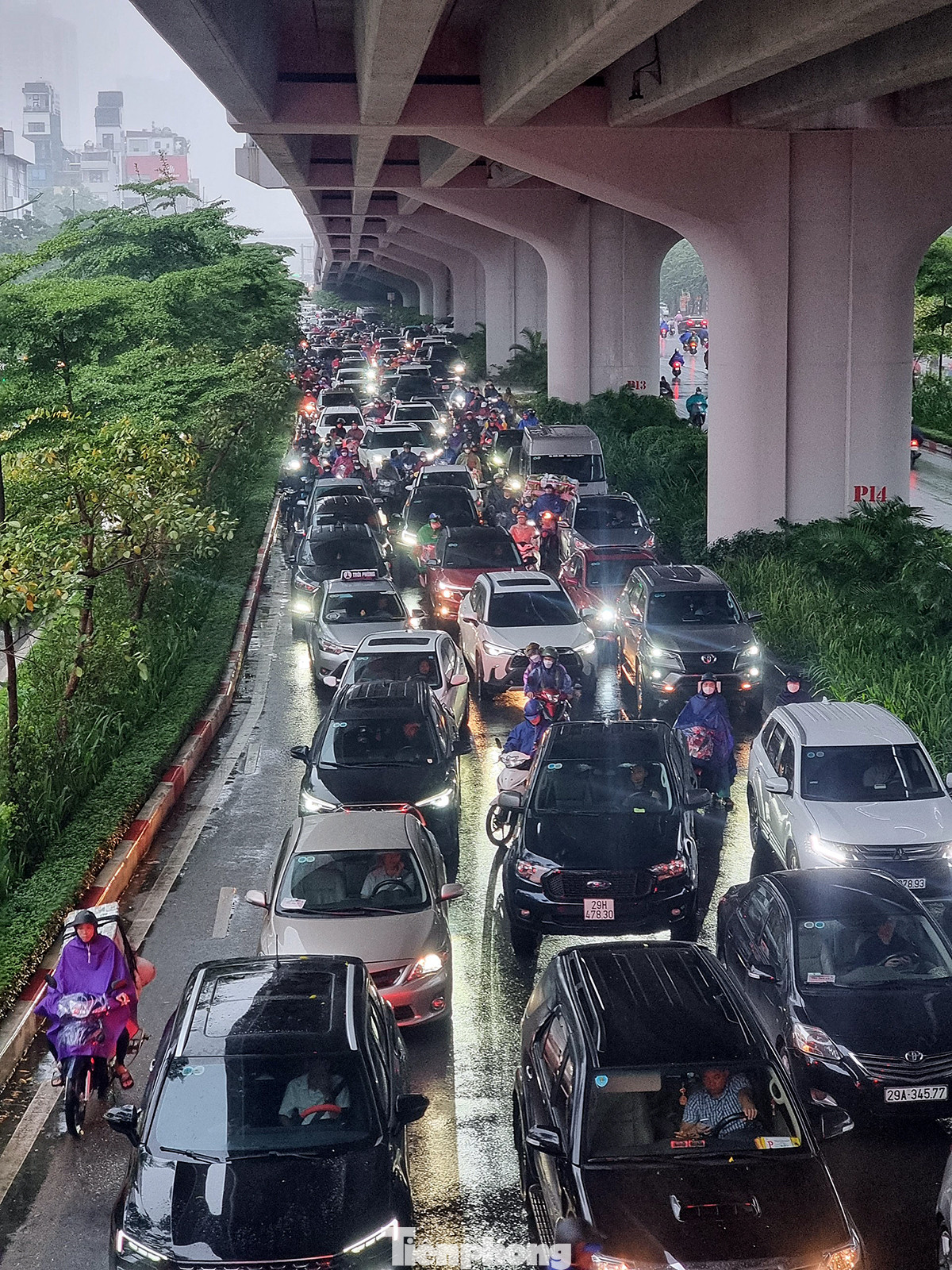 Đường Phạm Văn Đồng giao cắt với đường Hoàng Quốc Việt, các phương tiện ùn ứ kéo dài hơn một cây số. Ngã ba này nhiều phương tiện đã đứng một chỗ khoảng 45 phút chưa qua được nút giao.