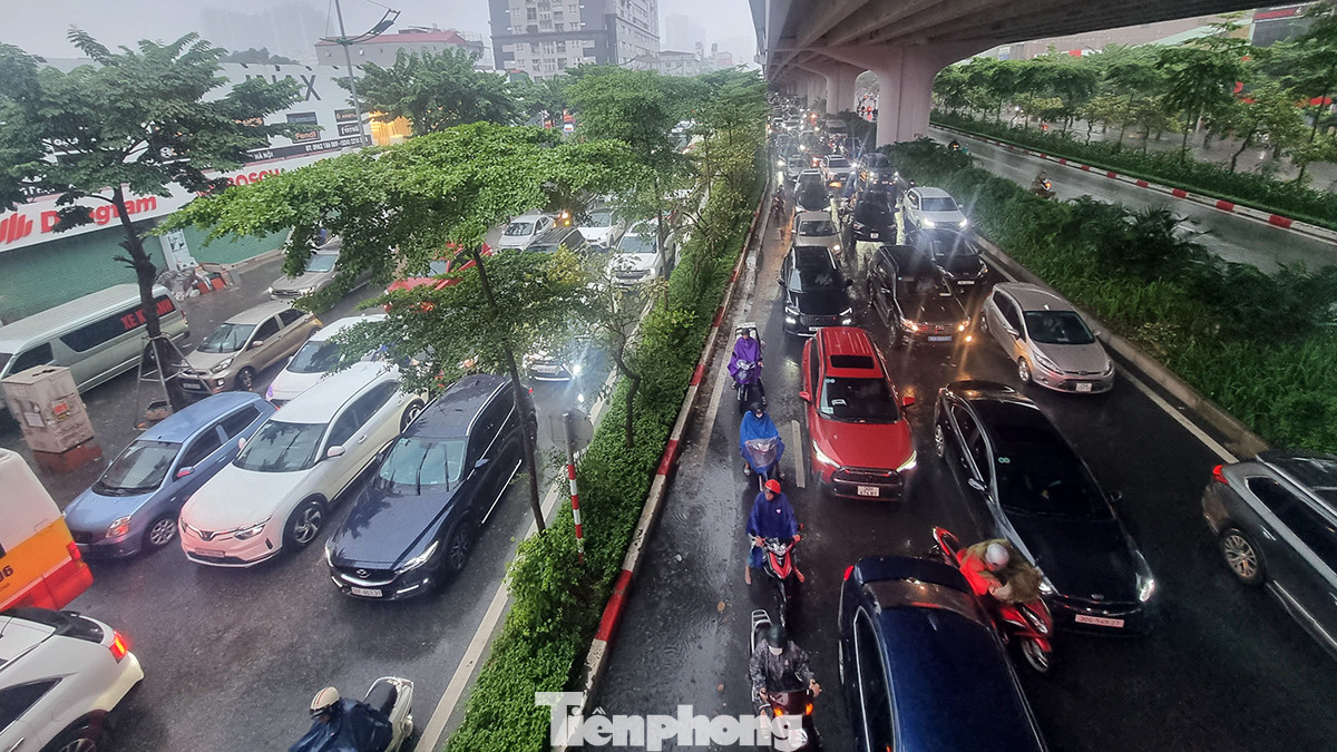 Một lái xe công nghệ cho phóng viên biết: "Anh đứng đây lâu rồi, chắc phải hơn một tiếng. Mọi khi cứ bảo vui là tắc đường ngang với một hiệp đấu bóng đá, hôm nay tặng thêm cả hiệp phụ mà vẫn... đứng im không nhúc nhích".