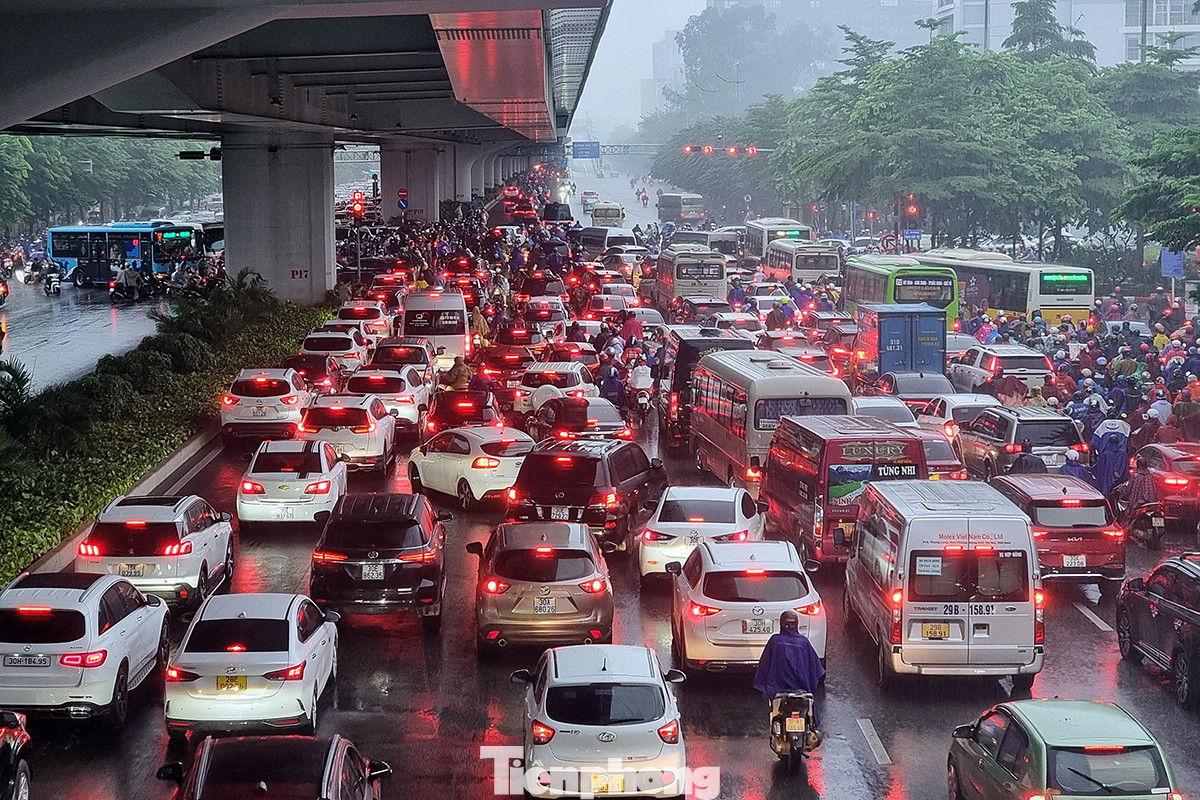 Cơn mưa xối xả vào giờ đi làm đầu giờ sáng khiến nhiều tuyến đường của Hà Nội lâm vào cảnh tắc cứng hàng giờ. Ở một số ngã tư, đèn giao thông không còn ý nghĩa vì không phương tiện nào chịu nhường nhau.
