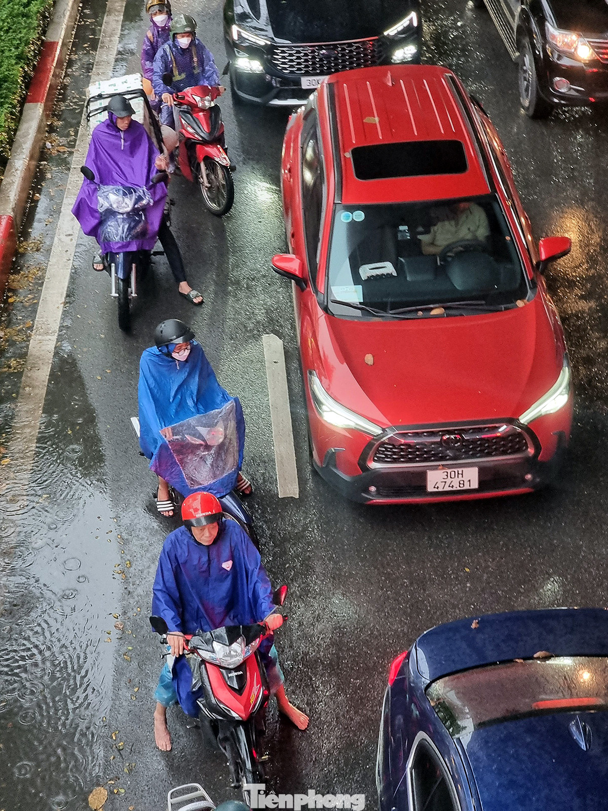 Xe máy dù luồn lách cơ động cùng phải đứng chôn chân dưới trời mưa vì tình trạng giao thông đang trong cảnh "không lối thoát".