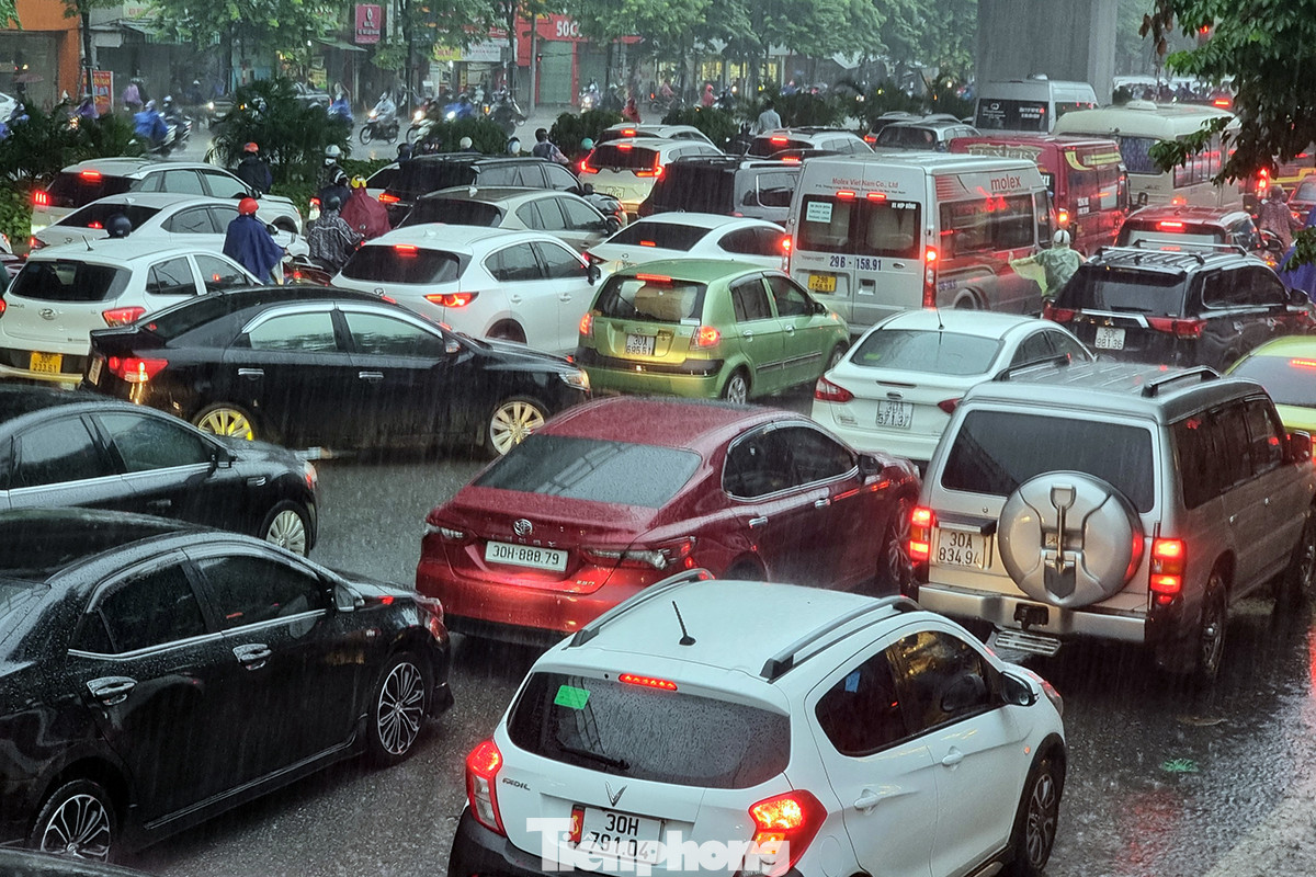 Đoạn đường Xuân Thủy (Cầu Giấy), ô tô hàng 5 hàng 6 đứng chờ trên đường vì ùn tắc.