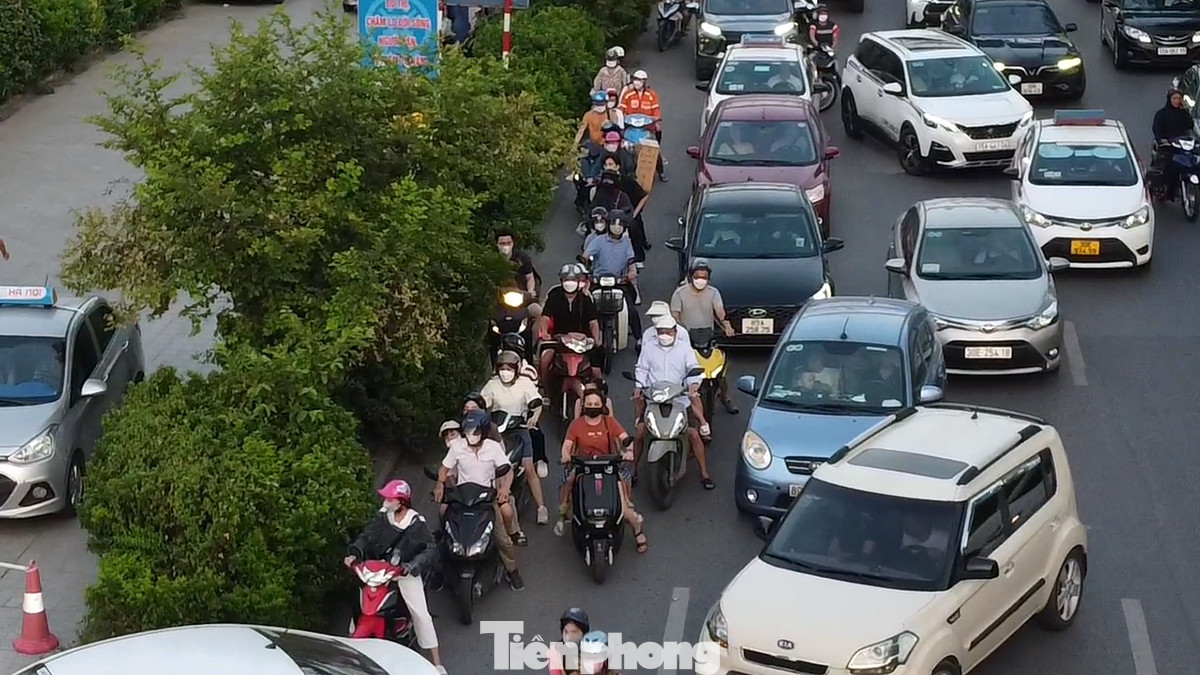 Nguyên nhân tạo nên ùn tắc do nhiều phương tiện rẽ phải vào siêu thị.