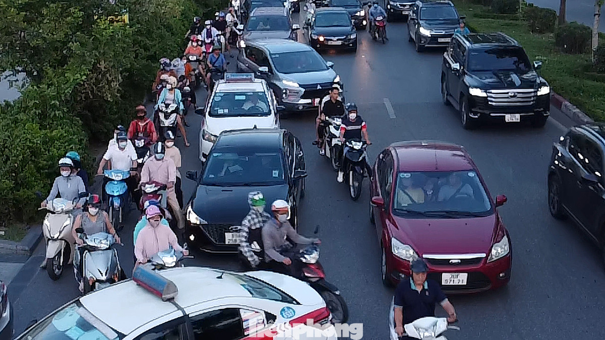 Các phương tiện tham gia giao thông theo kiểu "điền vào chỗ trống" khi ùn tắc.