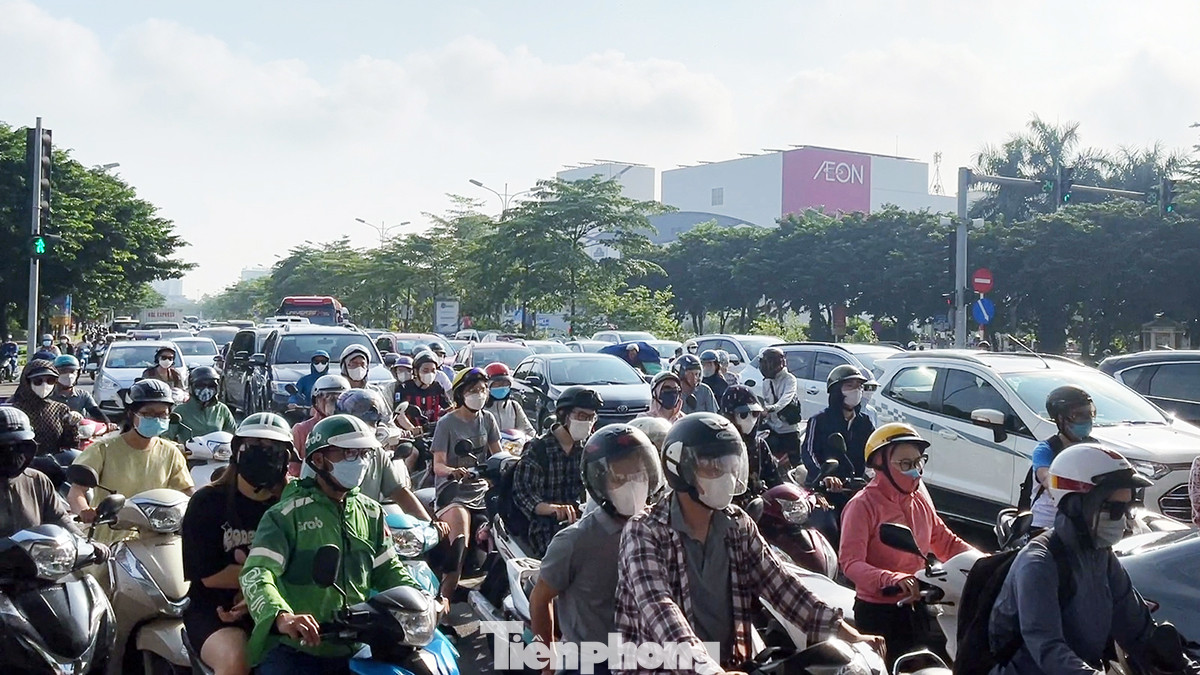 Ô tô, xe máy nhích từng tí trên đường trong thời tiết oi bức khiến ai cũng ngao ngán.