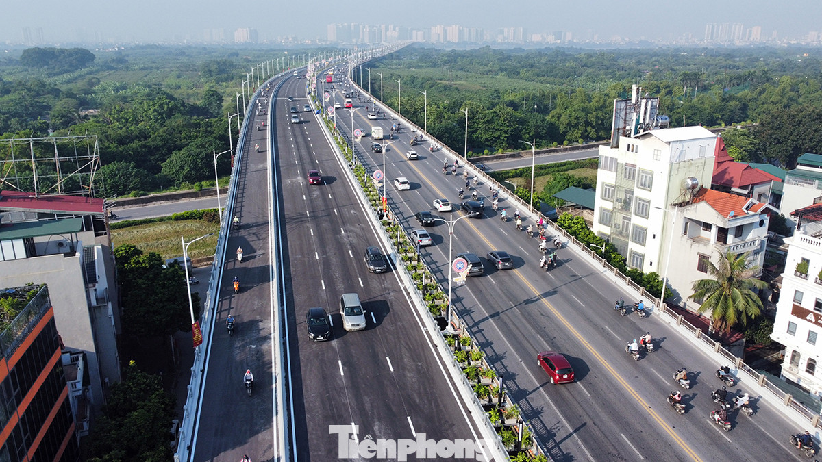 Trong khi đó, trên cầu Vĩnh Tuy, các phương tiện lưu thông dễ dàng.