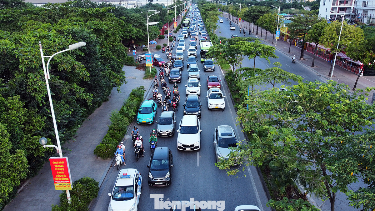 Ô tô nối hàng dài, đi vào cả phần đường dành cho xe máy, xe đạp.