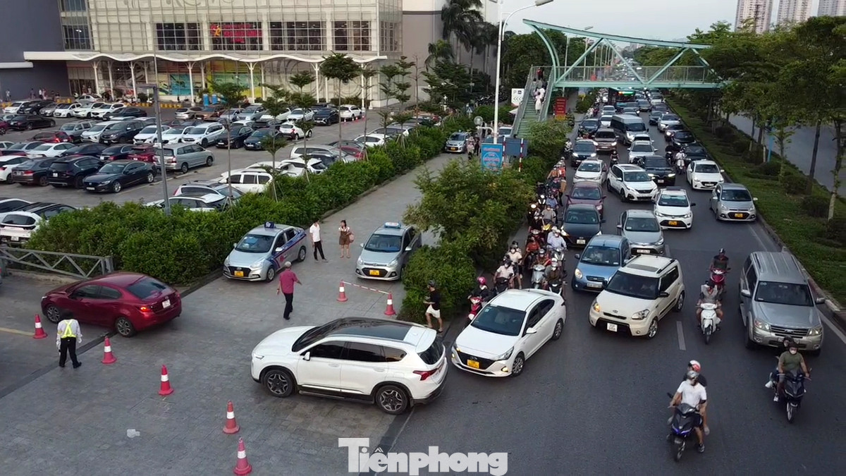 Hàng dài phương tiện "chôn chân" trên đường vì nhiều ô tô rẽ vào siêu thị gây ùn tắc.