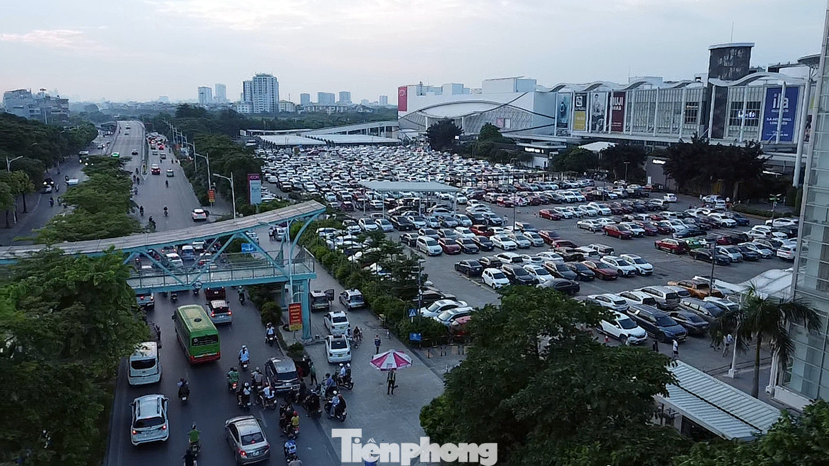 Bãi giữ xe của đại siêu thị Aeon Mall chật cứng ô tô thời điểm cuối giở chiều hôm nay.