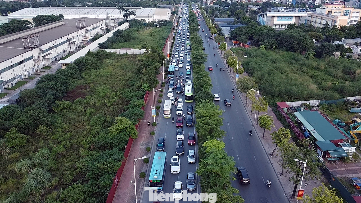 Ô tô xếp hàng ba, hàng bốn kéo dài cả cây số vì tắc đường hướng từ cao tốc 5B đến nút giao Cổ Linh - Huỳnh Tấn Phát. Trong khi phần đường phía đối diện thông thoáng.