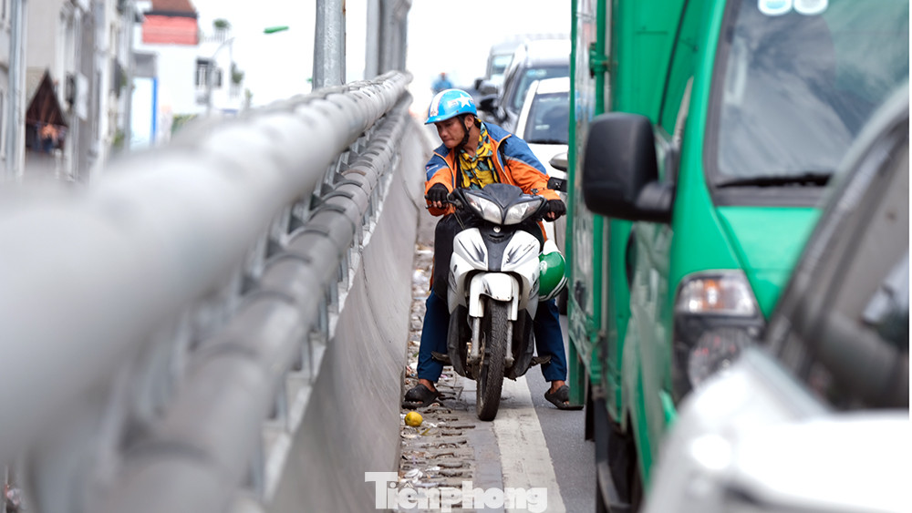 Tình trạng xe máy và xe ba gác vẫn thường xuyên đi lên con đường chỉ dành cho xe ô tô tiềm ẩn tai nạn giao thông.