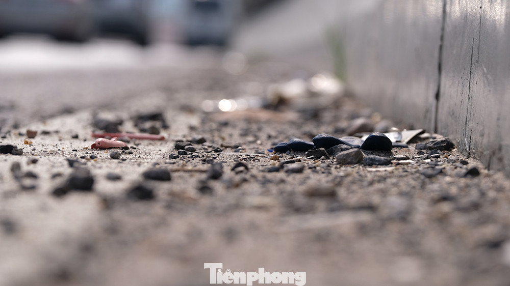 Cát sỏi tràn ra cả mặt đường đoạn gần khu vực xe lên xuống gần Ngã Tư Sở được phóng viên Tiền Phong ghi lại vào thời điểm 16 giờ ngày hôm nay (15/6).
