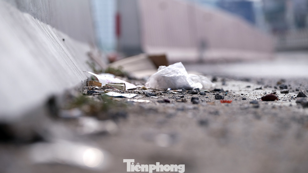 Rác, cát sỏi xây dựng vương vãi gây mất mỹ quan và tiềm ẩn nguy hiểm cho các phương tiện chạy trên đường này với tốc độ cao nếu không may bị sỏi văng lên từ các xe chạy phía trước không may chèn phải tạo ra.