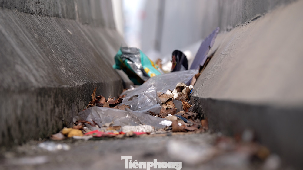 Điểm bắt đầu hạ độ cao cho các phương tiện xuống đường Ngã Tư Sở - Láng ngập ngụa rác.