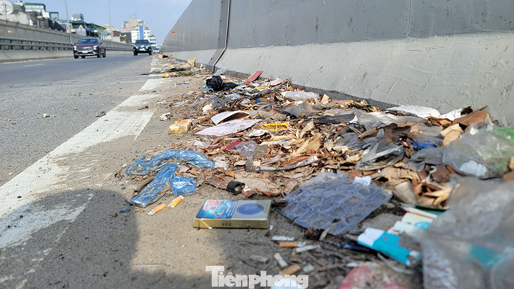 Tuy nhiên, cảnh tượng nhếch nhác bẩn thỉu do tồn ứ rác thải cũng như phế liệu xây dựng vương vãi khắp nơi trên con đường nghìn tỷ này.