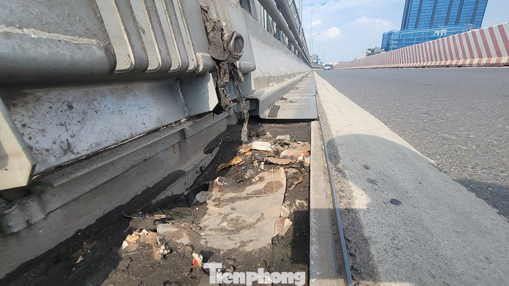Rác, cát còn bịt kín hết những rãnh thoát nước của công trình. Đây cũng là câu trả lời cho câu hỏi. Tại sao đường trên cao vẫn ngập úng đến gần nửa bánh xe khi bắt gặp những trận mưa lớn như những ngày vừa qua.