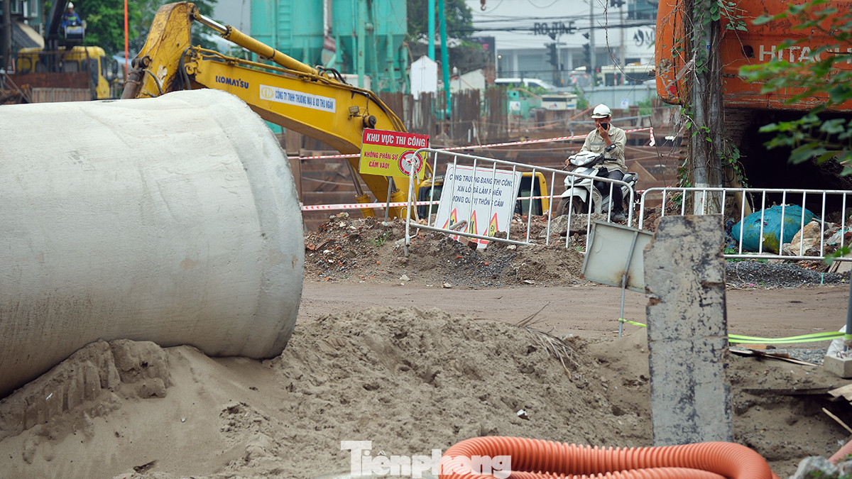 Những khu vực được giải phóng mặt bằng, đơn vị nhà thầu khẩn trương thi công xây lắp.
