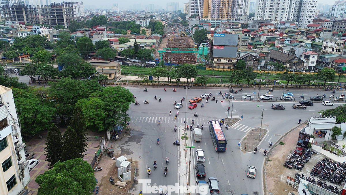 Theo Ban Quản lý dự án đầu tư, xây dựng các công trình giao thông TP. Hà Nội, một trong những khó khăn khi thực hiện dự án này so với các hầm chui khác là việc thi công, đào hầm bên dưới nhưng không được phong tỏa mặt bằng bên trên.