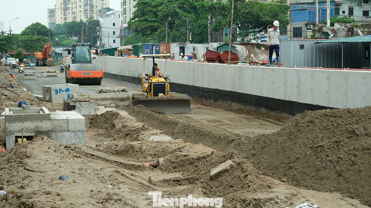 Dự kiến công trình thi công trong vòng 3 năm (khởi công từ tháng 16/10/2022), nhưng gần 1 năm qua công tác xử lý, giải phóng mặt bằng tại khu vực này vẫn còn gặp trở ngại, trong đó một số công trình chưa được tháo dỡ hoàn toàn khỏi khu vực dự án.
