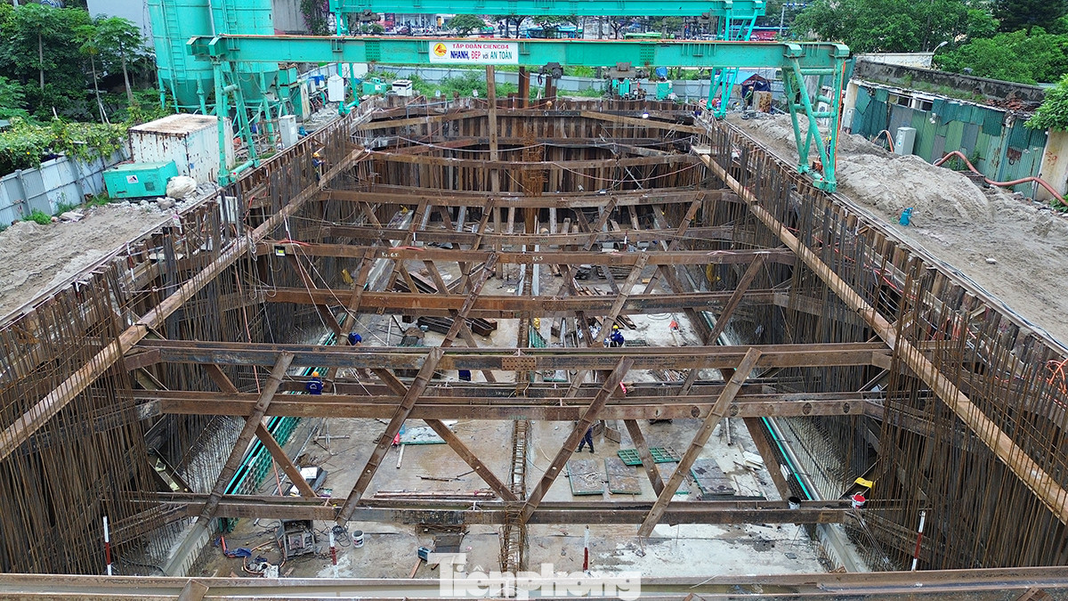 Hiện quá trình thi công đã đào được đường dẫn và hầm hở bên phía khu vực phường Định Công. Theo kế hoạch tiếp đó, công nhân sẽ khoan, đào hầm chính qua đường Giải Phóng.