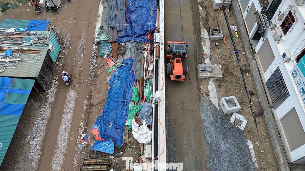 Công nhân và phương tiện máy móc đang thi công nhiều hạng mục của dự án.