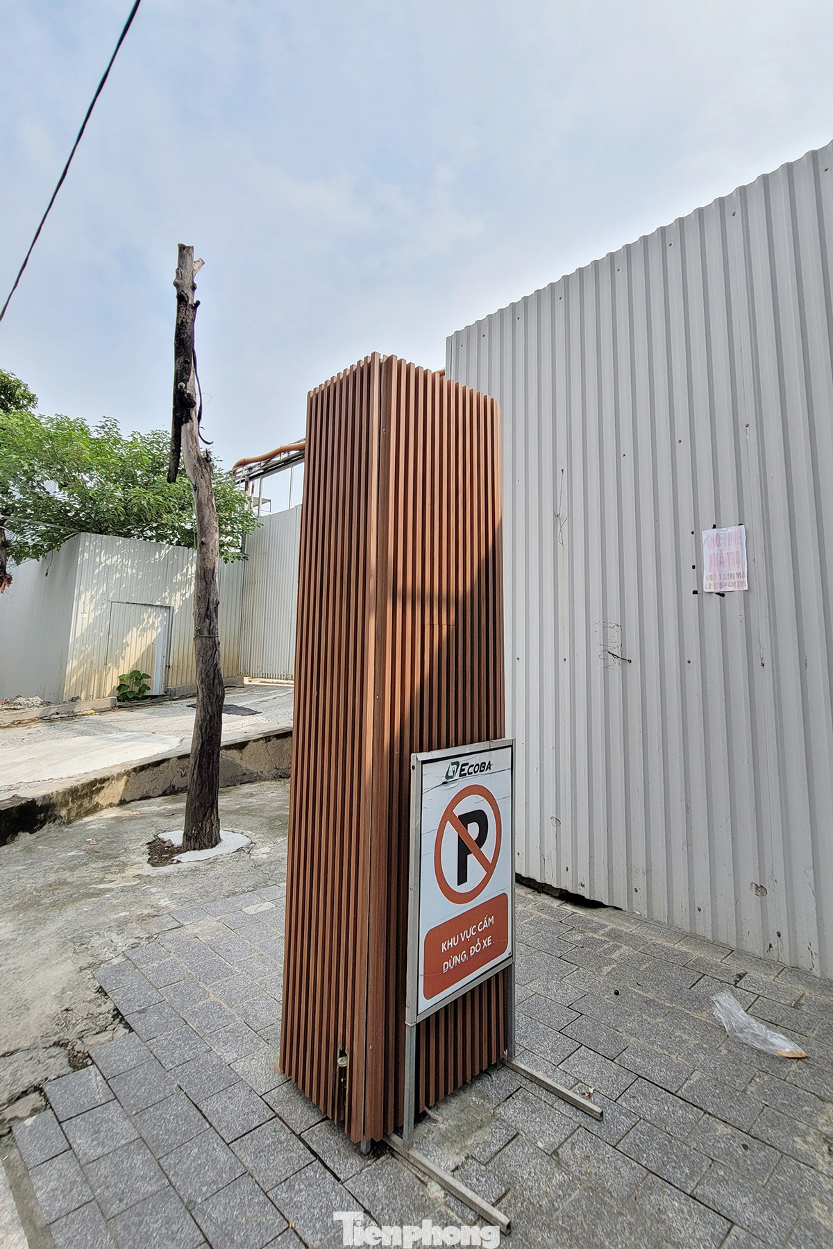 Ngay sau khi đưa vào thử nghiệm, nhiều trụ điện này đã bị tận dụng làm nơi treo biển quảng cáo.