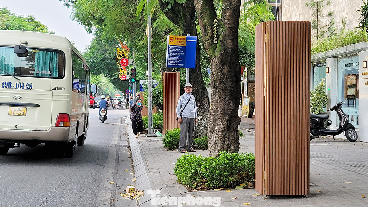 Hàng bốt điện nằm 2 bên vỉa hè phố Nguyễn Thái Học (thuộc hai quận Đống Đa, và Ba Đình, thành phố Hà Nội) những ngày này có diện mạo mới sau khi được khoác lên mình "áo giáp".