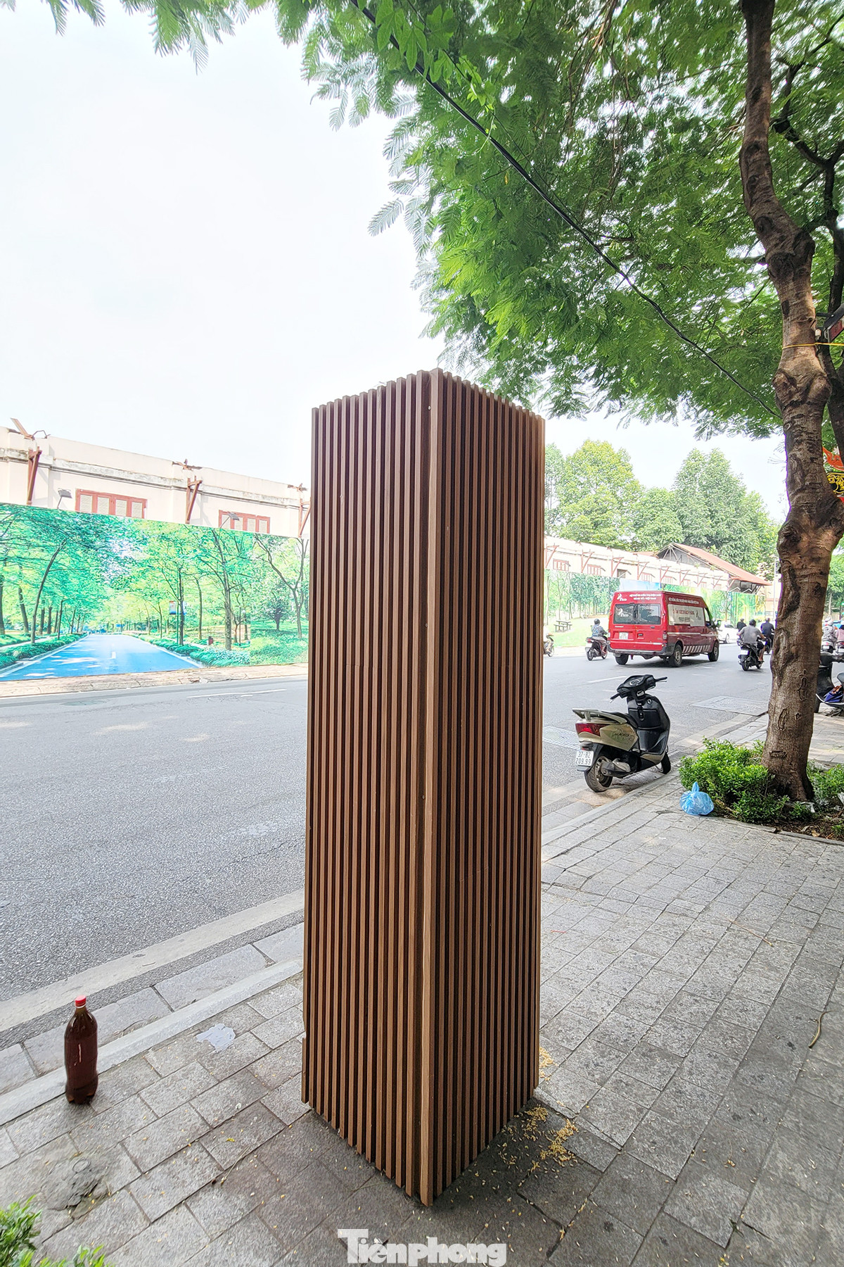 Tất cả các bốt điện được bọc bởi một vật liệu nhựa giả gỗ với khung kim loại hình hộp bên trong.