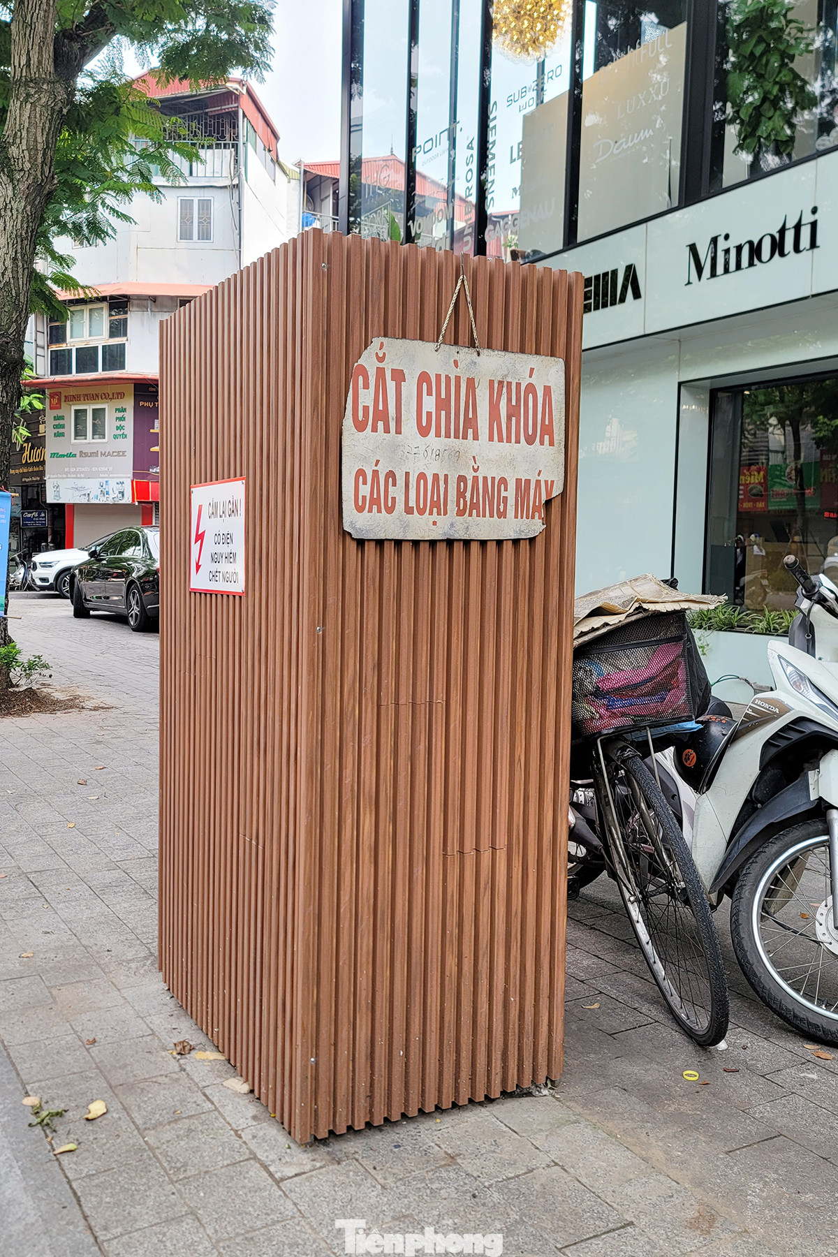 Ngay sau khi đưa vào thử nghiệm, nhiều trụ điện này đã bị tận dụng làm nơi treo biển quảng cáo.