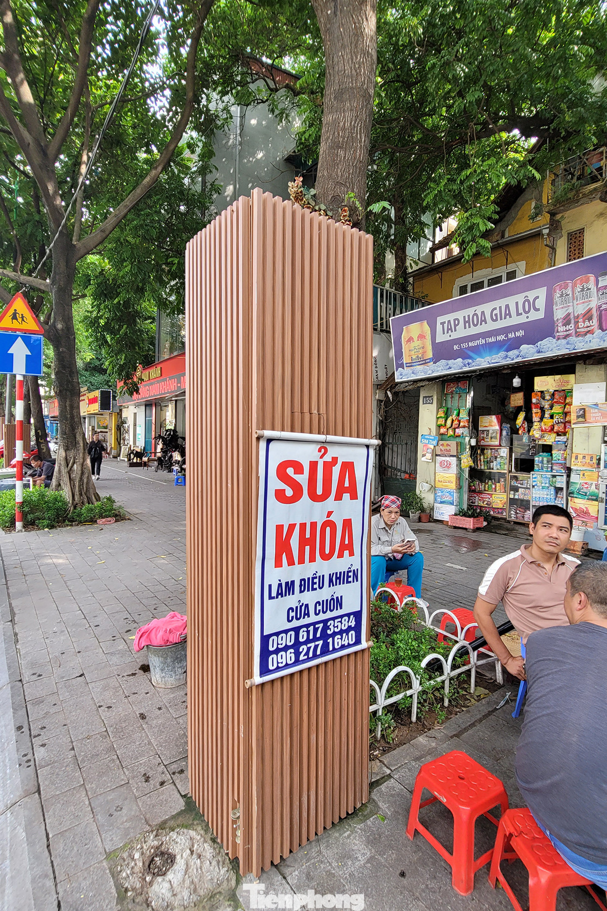 Ngay sau khi đưa vào thử nghiệm, nhiều trụ điện này đã bị tận dụng làm nơi treo biển quảng cáo.