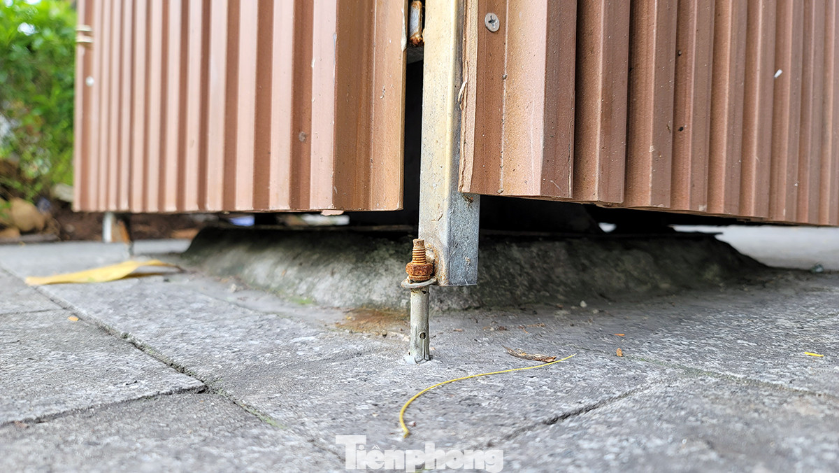 Độ hoàn thiện của dự án cũng chưa được chỉn chu lắm khi được thi công, bắt vít xuống hè phố nhìn tạm bợ.