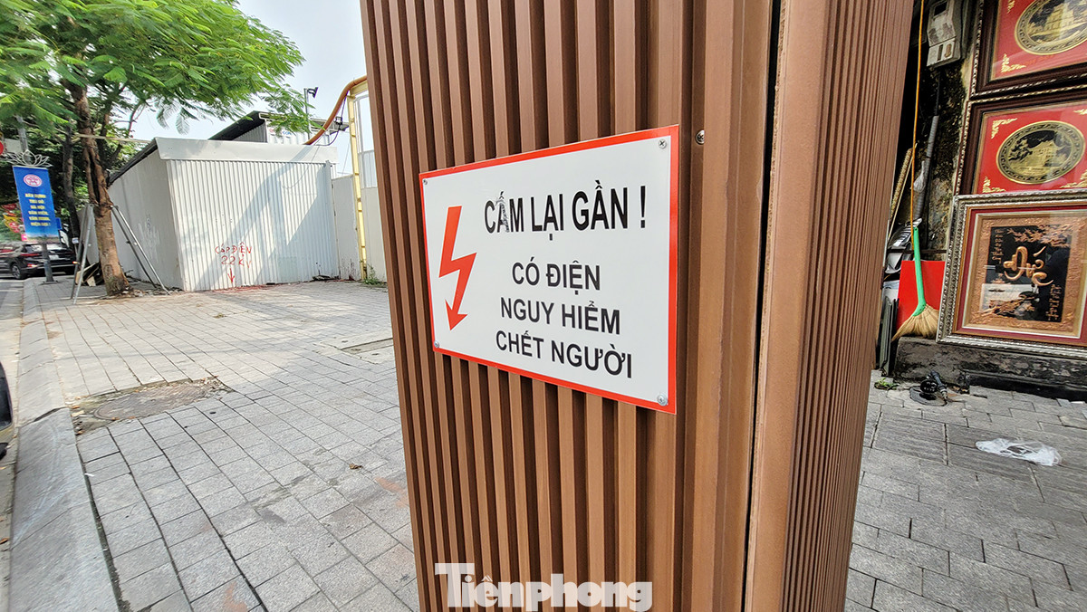 Tất cả các bốt điện sau khi được mặc "giáp" đều gắn biển cảnh báo nguy hiểm.