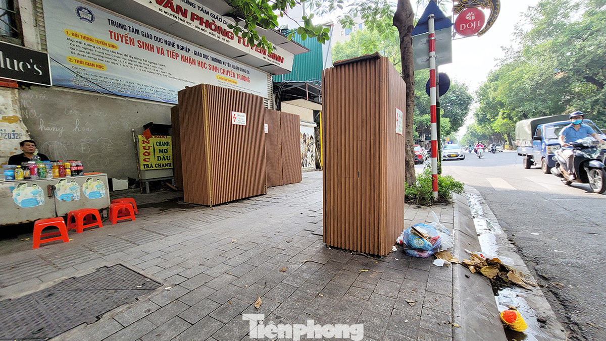 Trở thành nơi che chắn để kinh doanh trái phép trên vỉa hè của một bộ phận người dân.