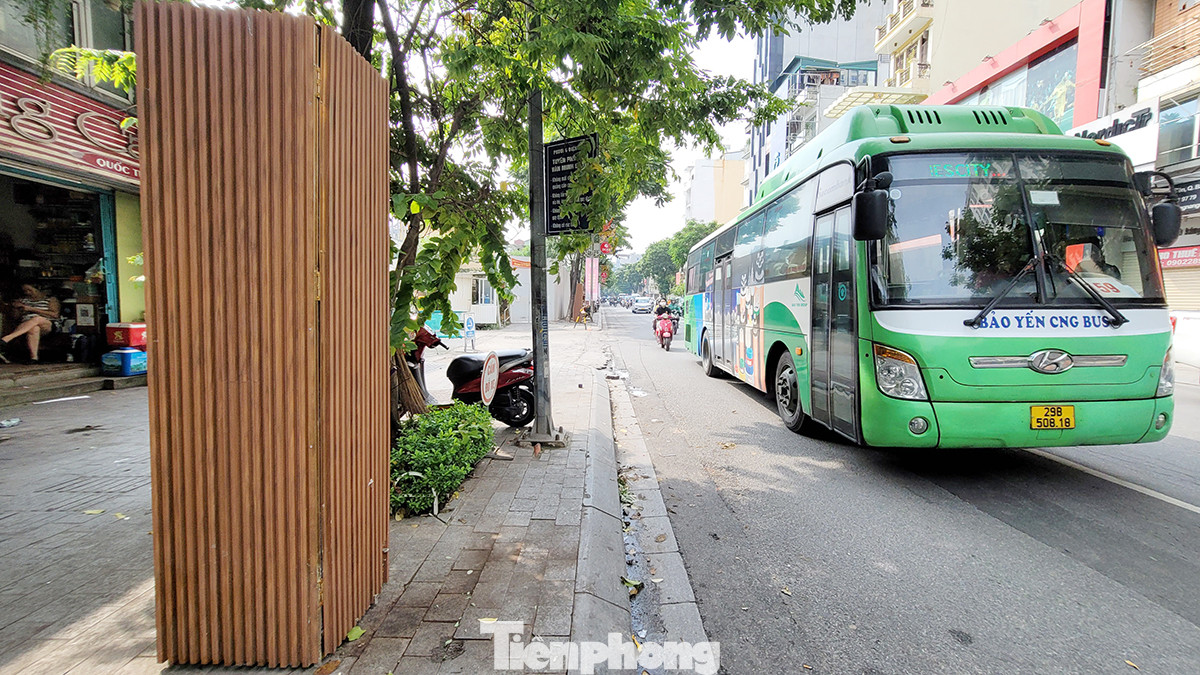 Đây là những hình ảnh mới lạ trong đợt chỉnh trang tuyến phố Nguyễn Thái Học của UBND quận Ba Đình và được kỳ vọng sẽ làm đẹp thêm tuyến phố, đồng thời chống tình trạng bôi bẩn, quảng cáo, rao vặt.