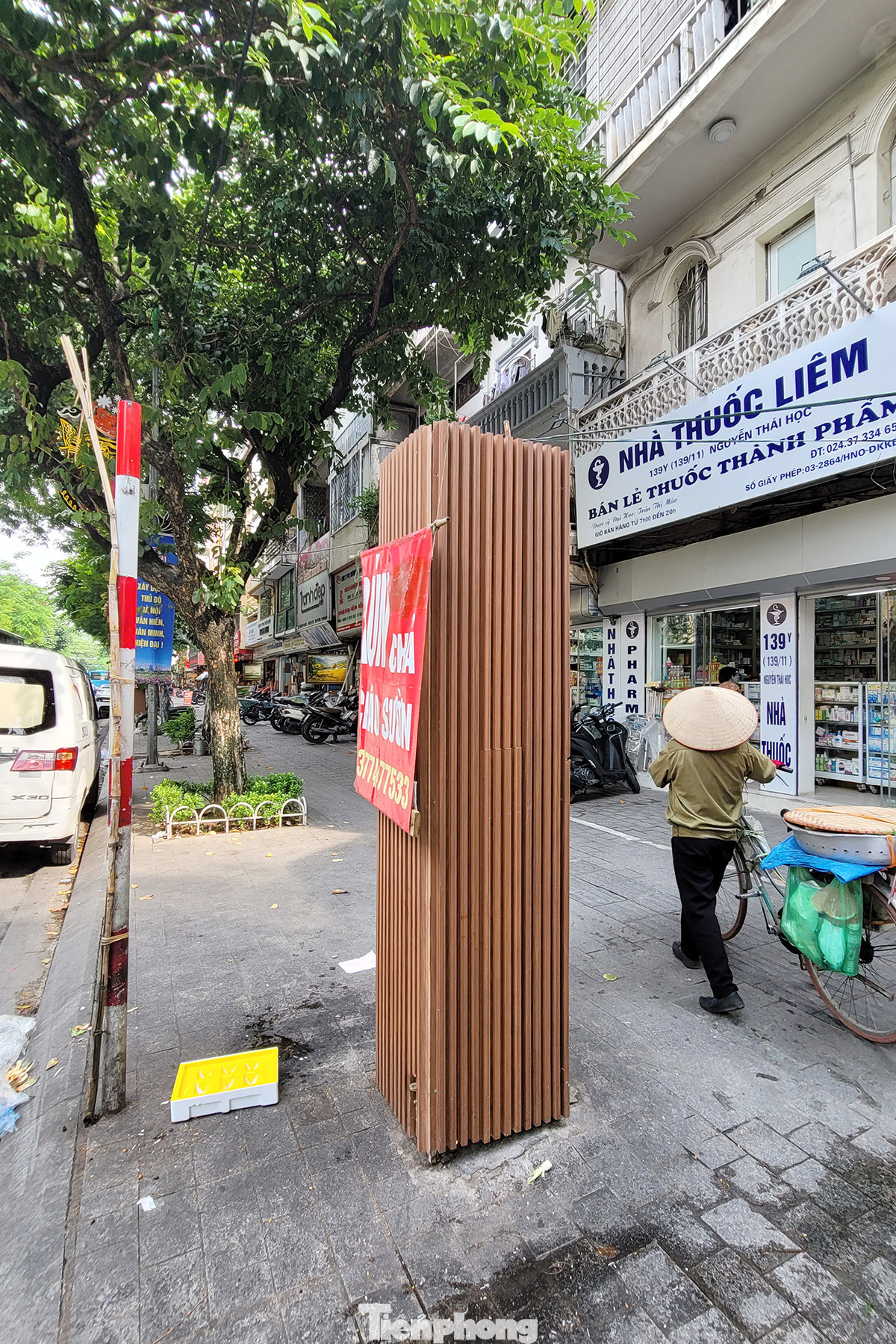 Ngay sau khi đưa vào thử nghiệm, nhiều trụ điện này đã bị tận dụng làm nơi treo biển quảng cáo.
